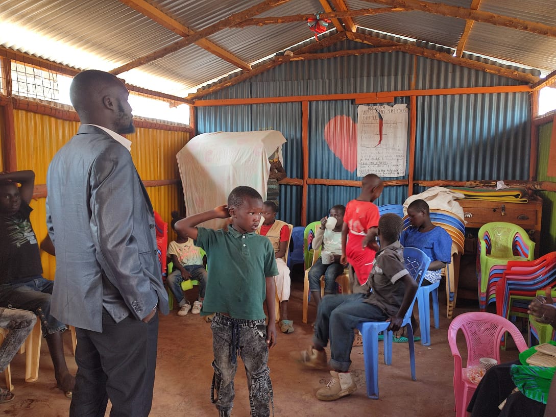 Geoffrey with children at Mustakabali Wetu